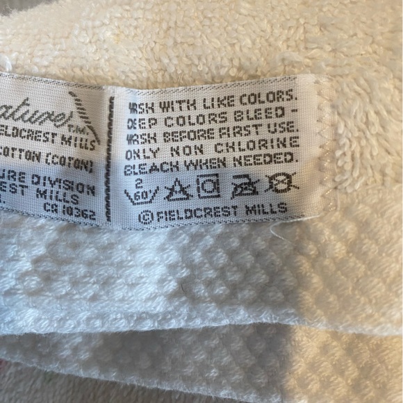 Set of 2 White with Pink Rosebuds Bath Towels Signature by Fieldcrest Mills - Picture 8 of 8